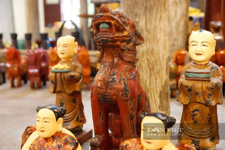 Không gian trưng bày còn đưa du khách ngược dòng thời gian qua những kỷ vật thân thương của người Tràng An, từ chiếc lược, cây trâm cài tóc nhỏ nhắn đến những tác phẩm điêu khắc tinh xảo - linh hồn trong kiến trúc nhà ở truyền thống vùng đồng bằng Bắc Bộ.