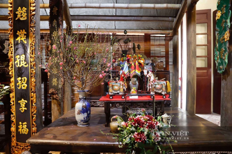 Không chỉ dừng lại ở các hiện vật nhỏ, không gian văn hóa còn dẫn dắt người xem tìm hiểu sâu hơn về "cái nôi" chứa đựng những hiện vật ấy: Ngôi nhà cổ truyền thống vùng đồng bằng Bắc Bộ.&nbsp;Đây được xem là mô hình kiến trúc hoàn hảo, phản ánh tư duy thẩm mỹ và nhân sinh quan sâu sắc của người Việt. Nhà thường được làm từ các loại gỗ quý như lim, sến, táu với kết cấu khung chịu lực liên kết hoàn toàn bằng mộng, không dùng đinh sắt, tạo nên sự vững chãi nhưng vẫn linh hoạt.