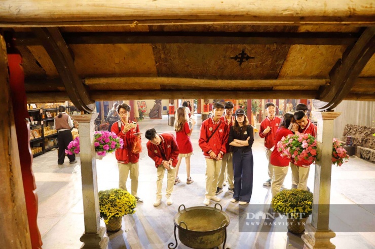 Điểm nhấn của "Tết Việt – Tết Phố" là tính tương tác cao, cho phép người dân và du khách trực tiếp tham gia vào các nghi thức truyền thống như rước lễ cửa đình, cây nêu ngày Tết hay được ngắm nhìn những kỷ vật thân thương của người Tràng An.&nbsp;