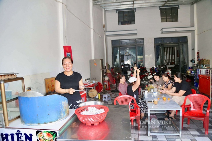 Quán bột chiên của mẹ bà Trần Thị Điệp đã đồng hành cùng trung vệ Phạm Lý Đức. Ảnh: LG