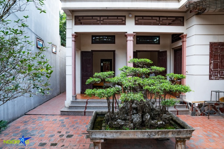 Căn nhà cấp bốn của cầu thủ Khuất Văn Khang nằm tại thôn Sen Phương 8, xã Phúc Lộc (huyện Phúc Thọ cũ, Hà Nội), có khoảng sân bê tông rộng rãi, thoáng mát. Không gian trước nhà đơn sơ, bao quanh bởi tường gạch và nhà dân liền kề, điểm xuyết vài chậu cây cảnh.