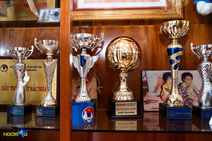 Căn nhà cấp 4 treo đầy huy chương của đội trưởng U23 Việt Nam Khuất Văn Khang - 6