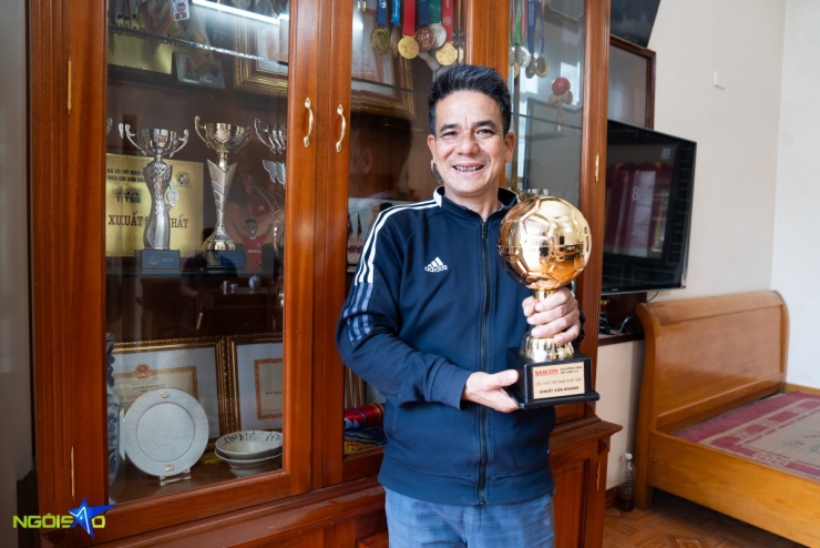 Ông Dẩu cho biết từng phản đối việc con trai theo bóng đá vì cho rằng đó chỉ là sở thích nhất thời, mong con tiếp tục học văn hóa. Khi ấy, Khang mới 11 tuổi, buồn bã bỏ ăn nhiều ngày. Thương con, bà Khuất Thị Hồng đã thuyết phục chồng, để rồi người cha chấp nhận cho con theo đuổi đam mê, kèm lời dặn phải sống điềm đạm, hòa nhã.