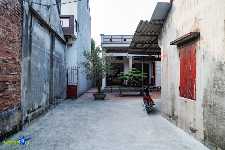 Thời còn nhỏ, khoảng sân trước cửa nhà là nơi Khuất Văn Khang thường xuyên tập tâng bóng và rèn các kỹ năng cơ bản. Không gian này gắn liền với những buổi tập luyện đơn giản của cậu bé trước khi bước vào con đường bóng đá chuyên nghiệp.