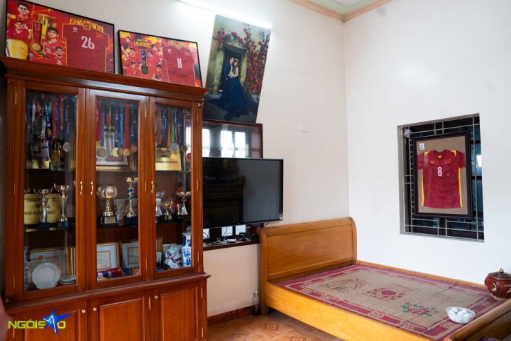Ngoài tủ trưng bày huy chương và bằng khen, bố cầu thủ Khuất Văn Khang dành một góc để trưng bày thi đấu của con trai.