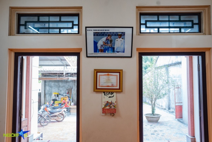 Khuất Văn Khang sinh năm 2003, trưởng thành từ lò đào tạo Thể Công Viettel. Dù mới 23 tuổi, anh đã là gương mặt quen thuộc tại V-League, U23 Việt Nam và đội tuyển quốc gia, từng cùng đồng đội vô địch ASEAN Cup 2024.