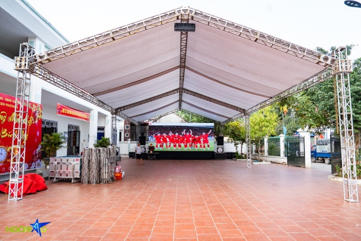 Cách đó khoảng 50 m, gia đình đã thuê đơn vị tổ chức sự kiện lắp đặt màn hình hàng trăm inch cùng dàn loa công suất lớn tại Nhà văn hóa thôn 9 (xã Sen Phương), đồng thời bố trí 50 bộ bàn ghế phục vụ người hâm mộ đến theo dõi và cổ vũ.