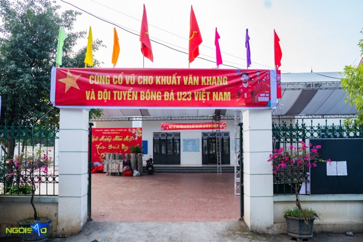 Bên ngoài nhà văn hóa treo băng rôn cổ vũ với dòng chữ 'Cùng cổ vũ cho Khuất Văn Khang và đội tuyển U23 Việt Nam', đồng thời bố trí backdrop in hình đội tuyển khổ lớn để người dân check-in, lưu giữ kỷ niệm.
