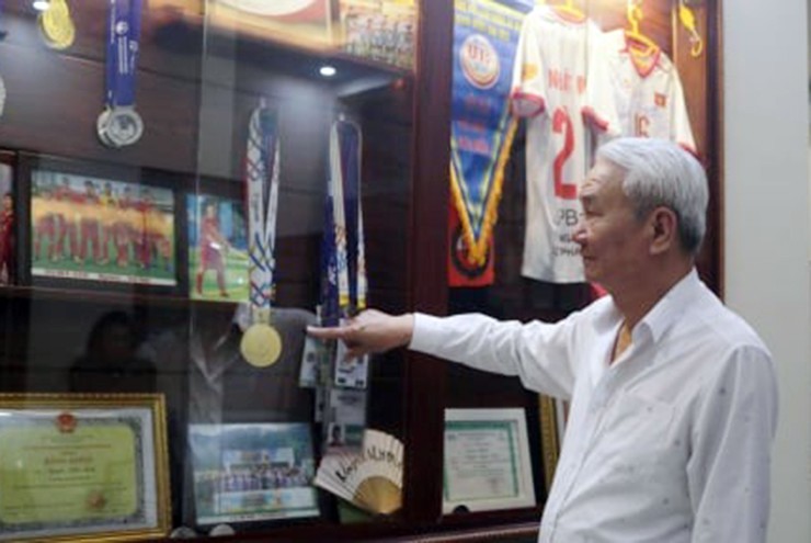 Bố cầu thủ Nguyễn Nhật Minh - U23 Việt Nam: Nhìn ra tố chất con trai từ món quà là quả bóng nhựa xanh