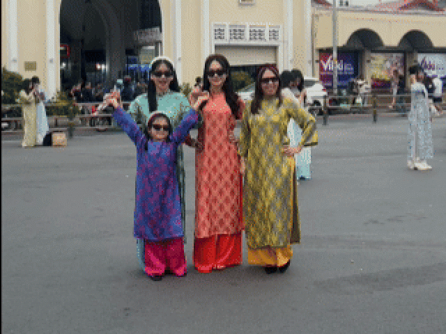 Vượt hàng trăm km từ Hà Nội, Lâm Đồng vào TP HCM chụp ảnh Tết