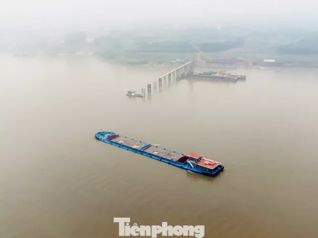 Cận cảnh công trường cầu Vân Phúc hơn 3.400 tỷ đồng vượt sông Hồng