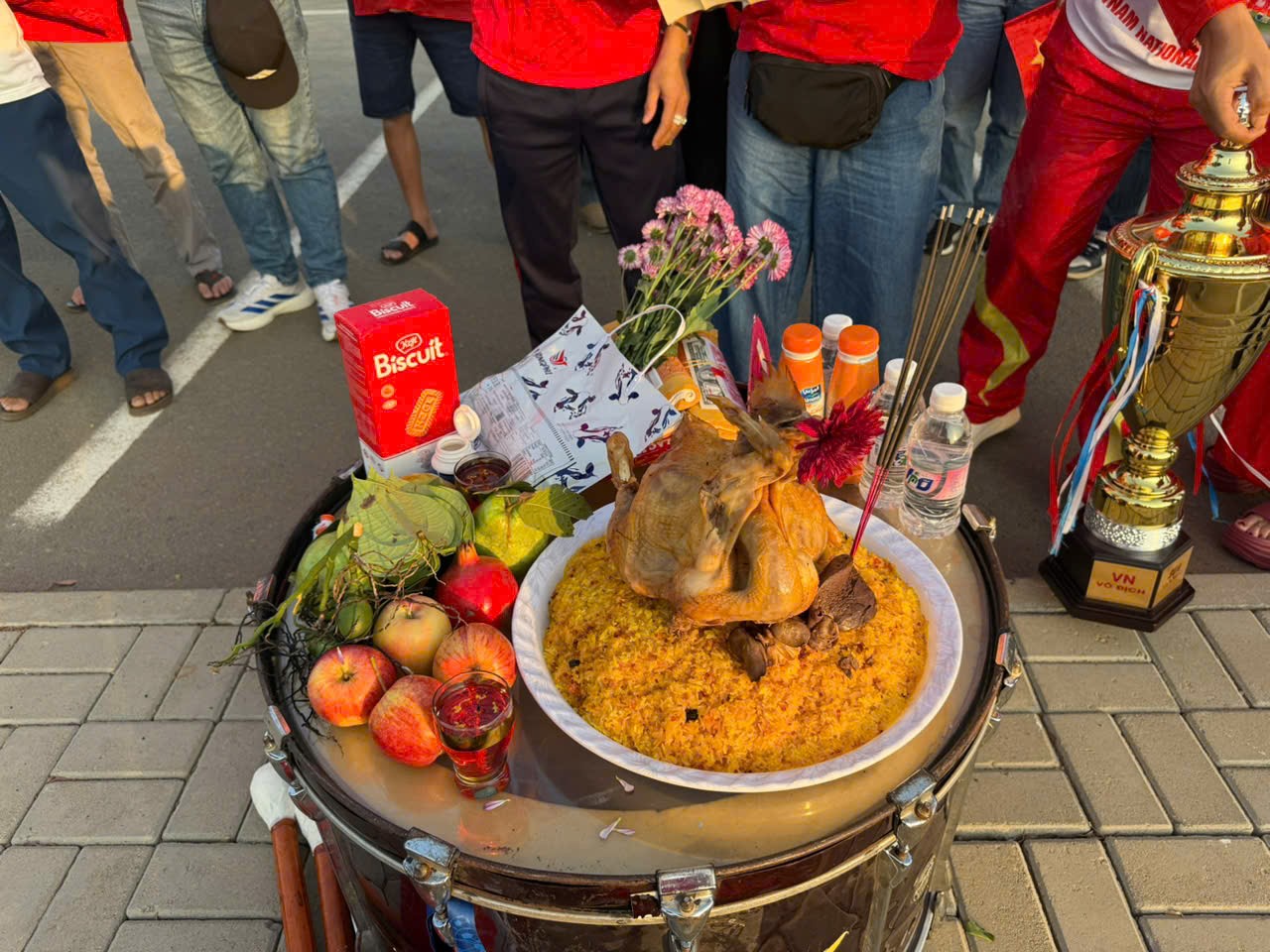 Mâm cúng được chuẩn bị bởi CĐV Việt Nam trước giờ U23 Việt Nam đấu U23 Trung Quốc