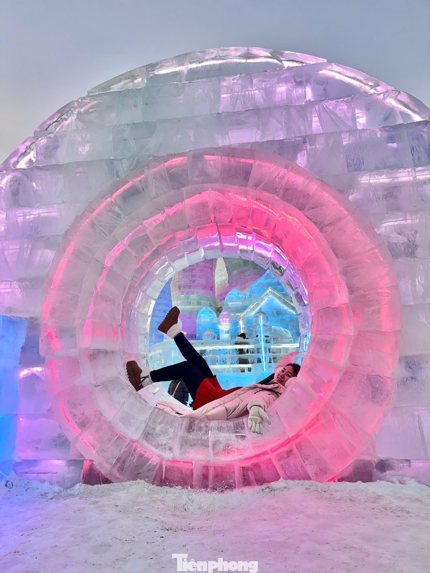 Năm nay, chủ đề “Ice and Snow, Fairy Tale World” mang đến trải nghiệm như bước vào thế giới cổ tích mùa đông, với nghệ thuật điêu khắc băng tuyết tinh xảo và không gian tương tác độc đáo cho du khách.