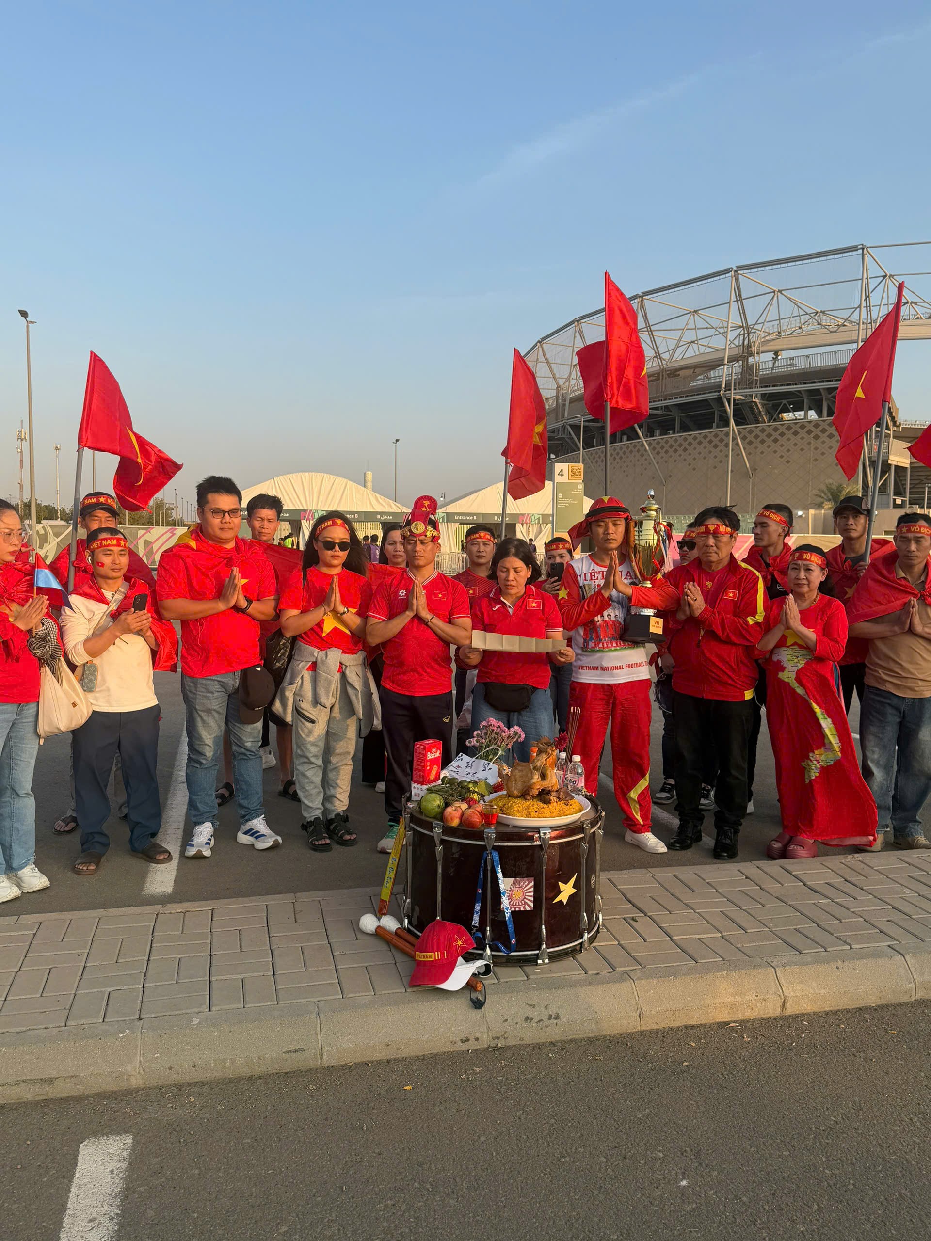 CĐV Việt Nam mang gà cúng sang Saudi Arabia, cầu U23 Việt Nam thắng Trung Quốc - 8