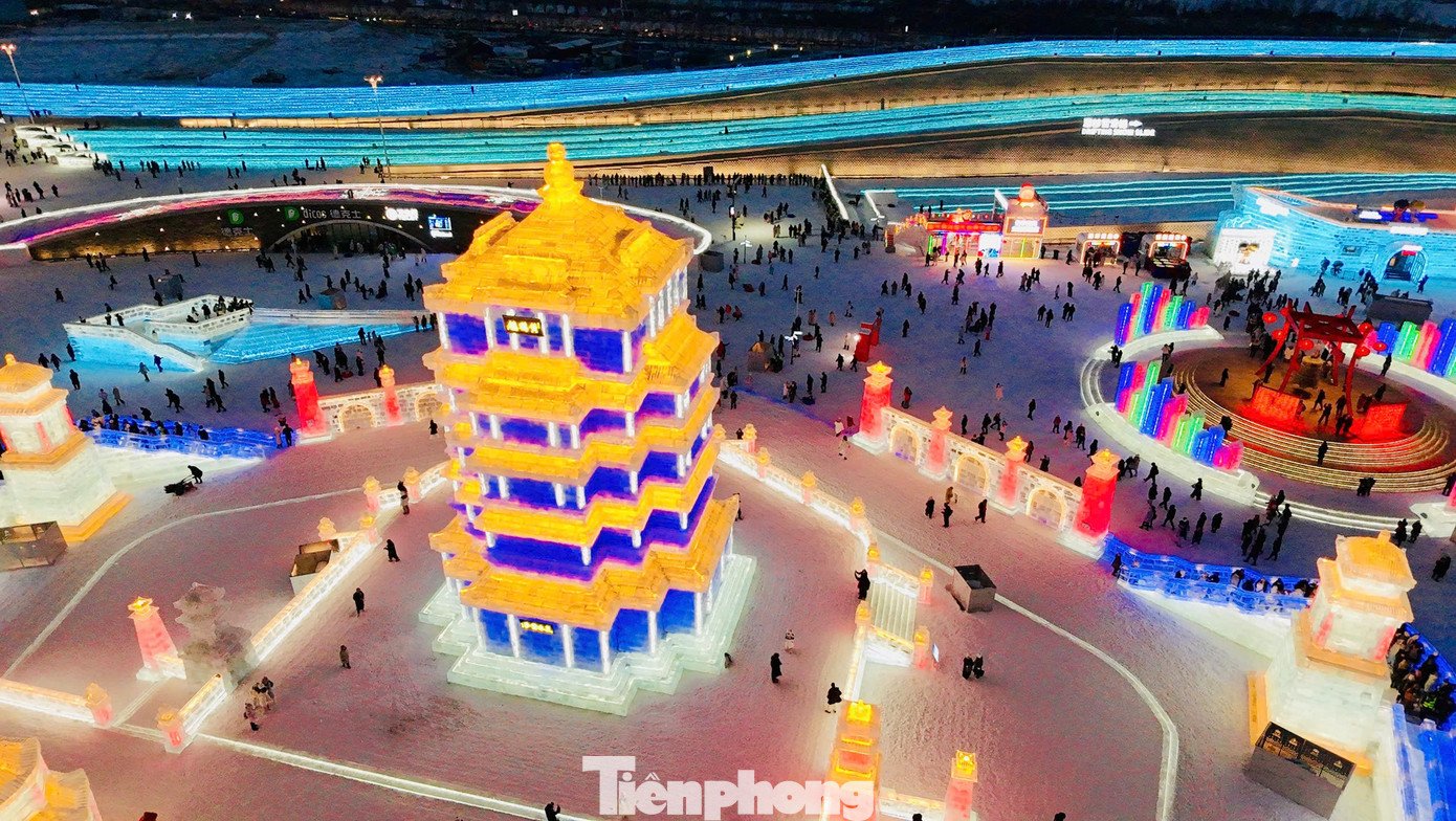 Ngoài cảnh quan, nơi đây còn tổ chức diễu hành nghệ thuật băng tuyết, sân khấu ngoài trời với các buổi biểu diễn hàng ngày. Đặc biệt, có nhà mái vòm khí nén rộng 5.000 m² cho hoạt động trong nhà.