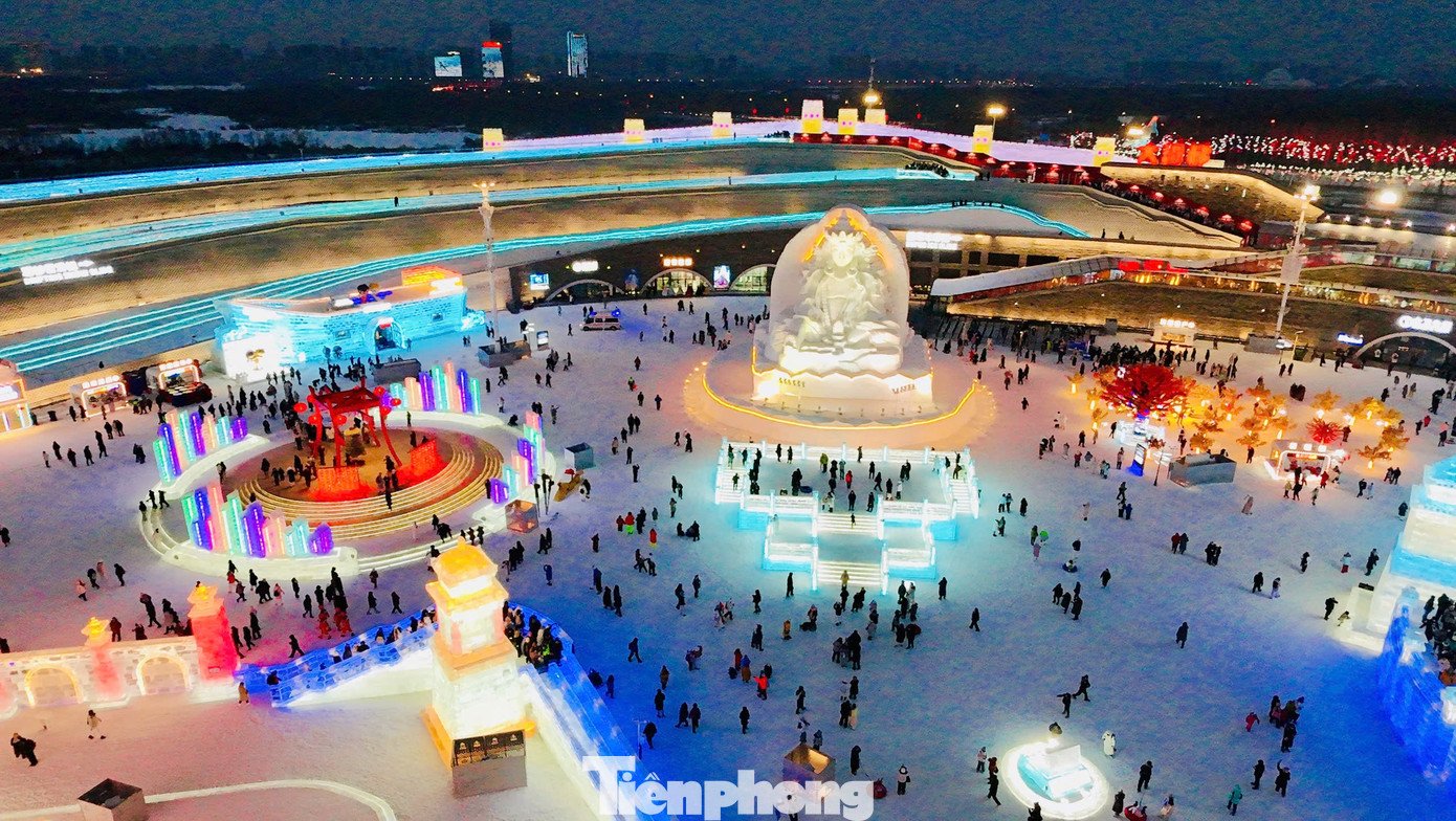 Ngoài cảnh quan, nơi đây còn tổ chức diễu hành nghệ thuật băng tuyết, sân khấu ngoài trời với các buổi biểu diễn hàng ngày. Đặc biệt, có nhà mái vòm khí nén rộng 5.000 m² cho hoạt động trong nhà.