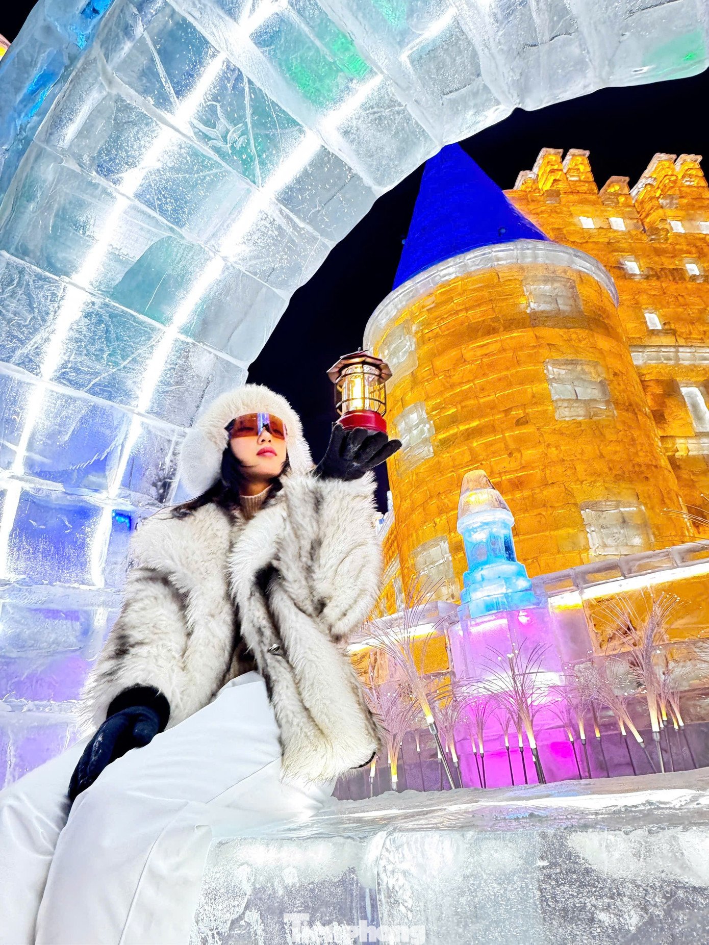 Du khách cho biết cái lạnh nơi đây thấu xương, buốt đến nghẹt thở, phải dùng nhiều miếng dán giữ nhiệt nhưng cảm giác ấy nhanh chóng bị lấn át bởi sự choáng ngợp tuyệt đối. Những lâu đài băng khổng lồ, lấp lánh ánh sáng, tinh xảo đến mức khiến ai cũng phải sững lại, trầm trồ và liên tục giơ máy ảnh và phấn khích trước vẻ đẹp kỳ vĩ của thế giới băng tuyết Cáp Nhĩ Tân là trải nghiệm “lạnh mà không thể rời mắt”.