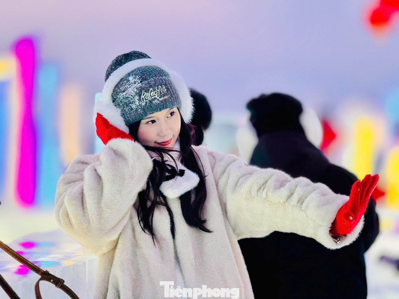 Bên cạnh việc chiêm ngưỡng những công trình băng khổng lồ rực rỡ ánh đèn về đêm, lễ hội còn mang đến nhiều hoạt động trải nghiệm hấp dẫn. Du khách có thể trượt băng và trượt tuyết trên các sân băng được chuẩn bị sẵn, thử sức với các máng trượt băng siêu dài hay tham gia các chương trình nghệ thuật ánh sáng và biểu diễn ngoài trời độc đáo.