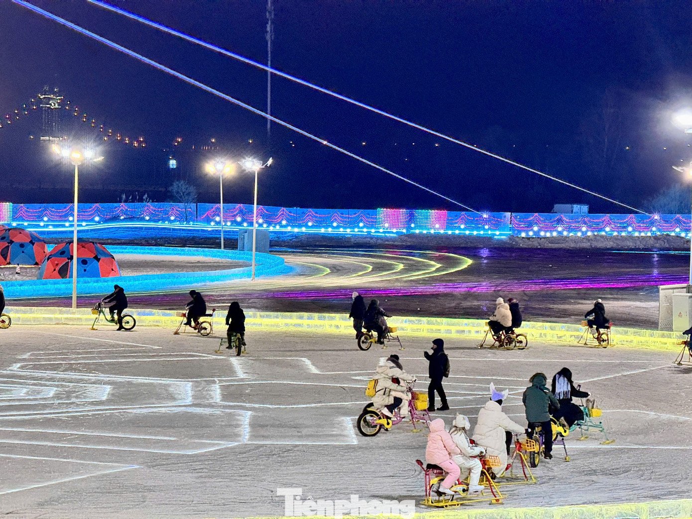 Bên cạnh việc chiêm ngưỡng những công trình băng khổng lồ rực rỡ ánh đèn về đêm, lễ hội còn mang đến nhiều hoạt động trải nghiệm hấp dẫn. Du khách có thể trượt băng và trượt tuyết trên các sân băng được chuẩn bị sẵn, thử sức với các máng trượt băng siêu dài hay tham gia các chương trình nghệ thuật ánh sáng và biểu diễn ngoài trời độc đáo.