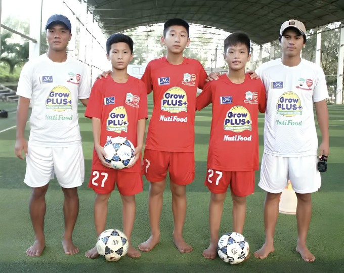 Nhật Minh (chính giữa) bên cạnh các đồng đội ở Học viện Hoàng Anh Gia Lai, năm 2016. Ảnh gia đình cung cấp