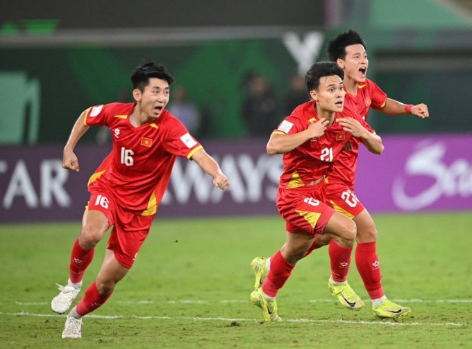 Nhật Minh (số 16) góp công trong bàn thắng của Minh Phúc, ấn định chiến thắng 3-2 cho U23 Việt Nam trong trận tứ kết gặp UAE. Ảnh: Ted Trần