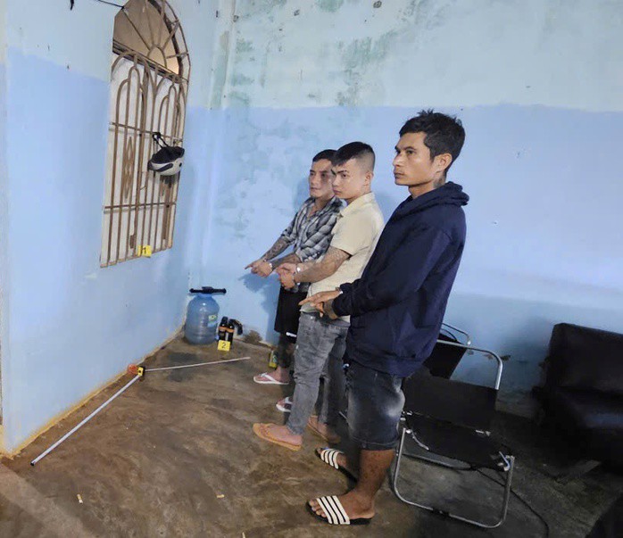 Ba bị can tra tấn nữ nhân viên quán karaoke