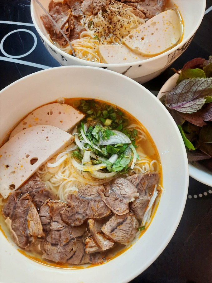Món bún bò chị nấu cho các ăn sáng. Ảnh: NVCC.