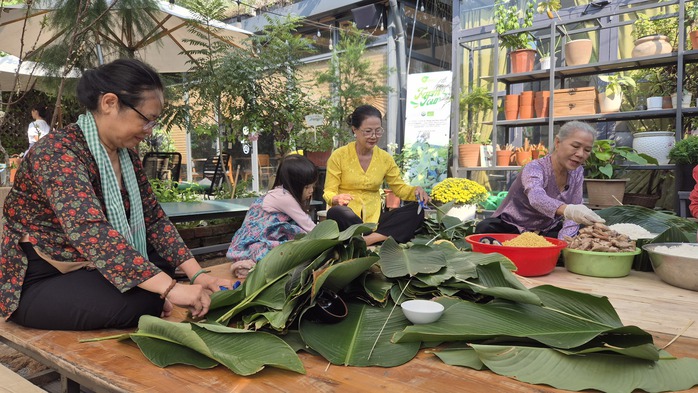 Khách hàng trải nghiệm dịch vụ gói bánh chưng, bánh tét ngày Tết