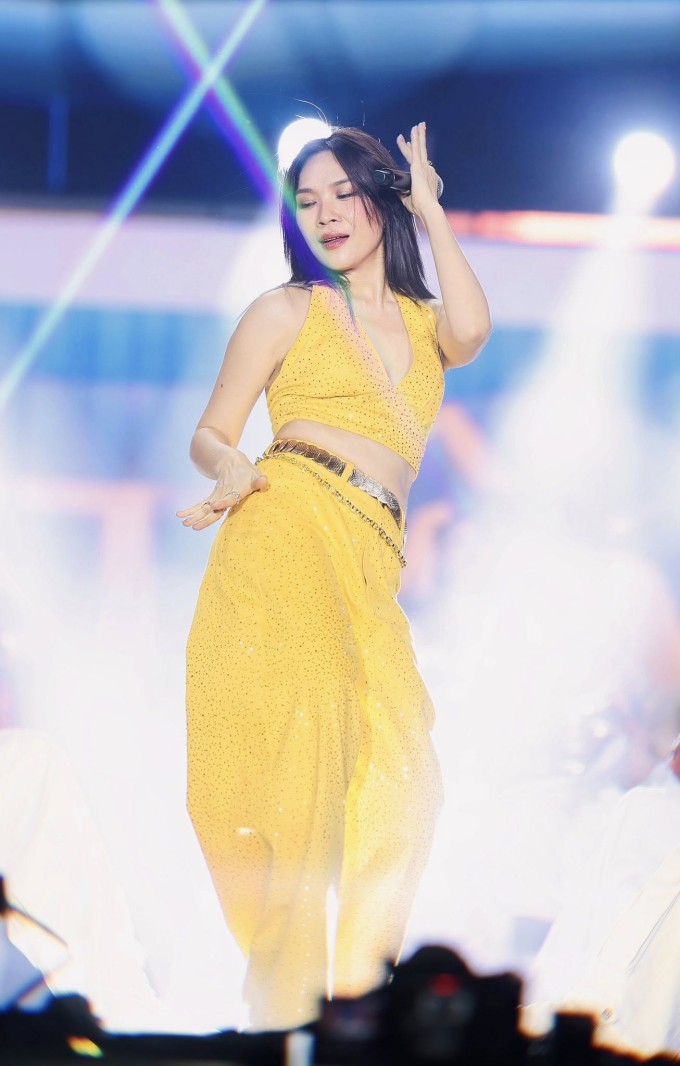 Ảnh sao 20/1: Phương Linh khoe vẻ gợi cảm ở tuổi 42 - 2