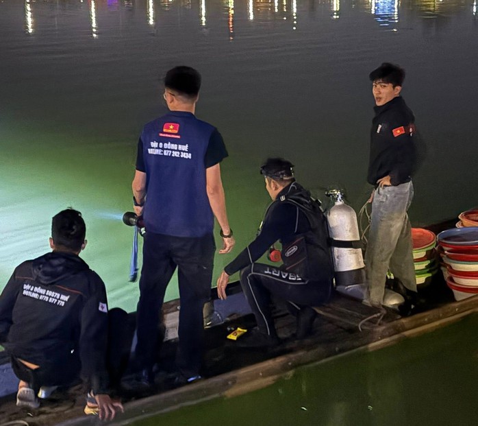 Đội 0 đồng Huế lặn tìm 2 lượng vàng của người dân đánh rơi xuống sông Hương. Ảnh: Đội SOS75.