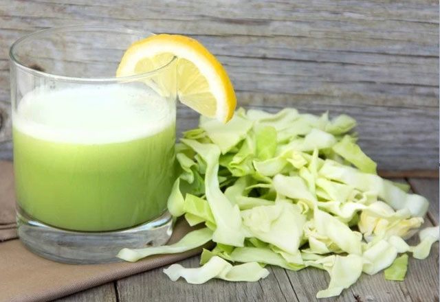 Nước ép bắp cải có tác dụng thanh nhiệt, thích hợp với các trường hợp nóng trong, miệng khô, táo bón do nhiệt.