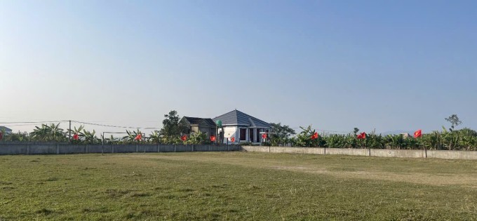 Con đường quanh xã Yên Trung cắm rợp cờ. Ảnh: Nghệ An News.