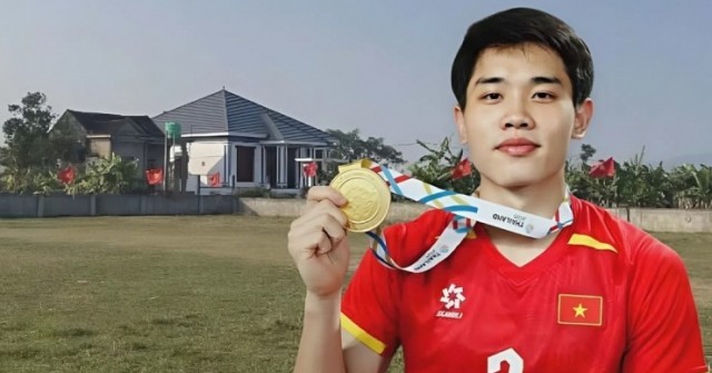 Người dân quê nhà Đình Bắc cắm cờ, dựng màn hìn...