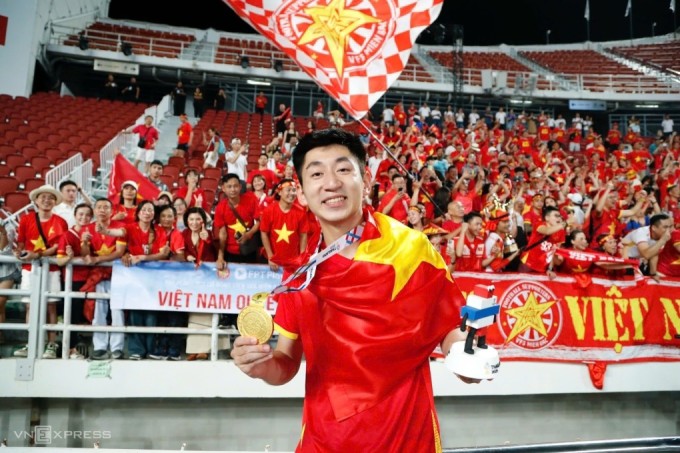 Nguyễn Nhật Minh mừng tấm HC vàng SEA Games 33 trước người hâm mộ, sau khi cùng Việt Nam thắng Thái Lan 3-2 ở chung kết trên sân Rajamangala ở Bangkok, Thái Lan ngày 18/12/2025. Ảnh:Đức Đồng