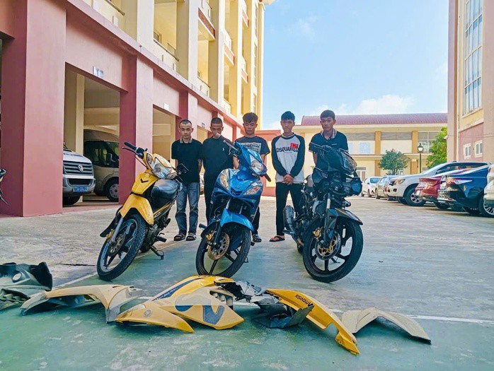 Nhóm đối tượng cùng tang vật tại cơ quan công an.