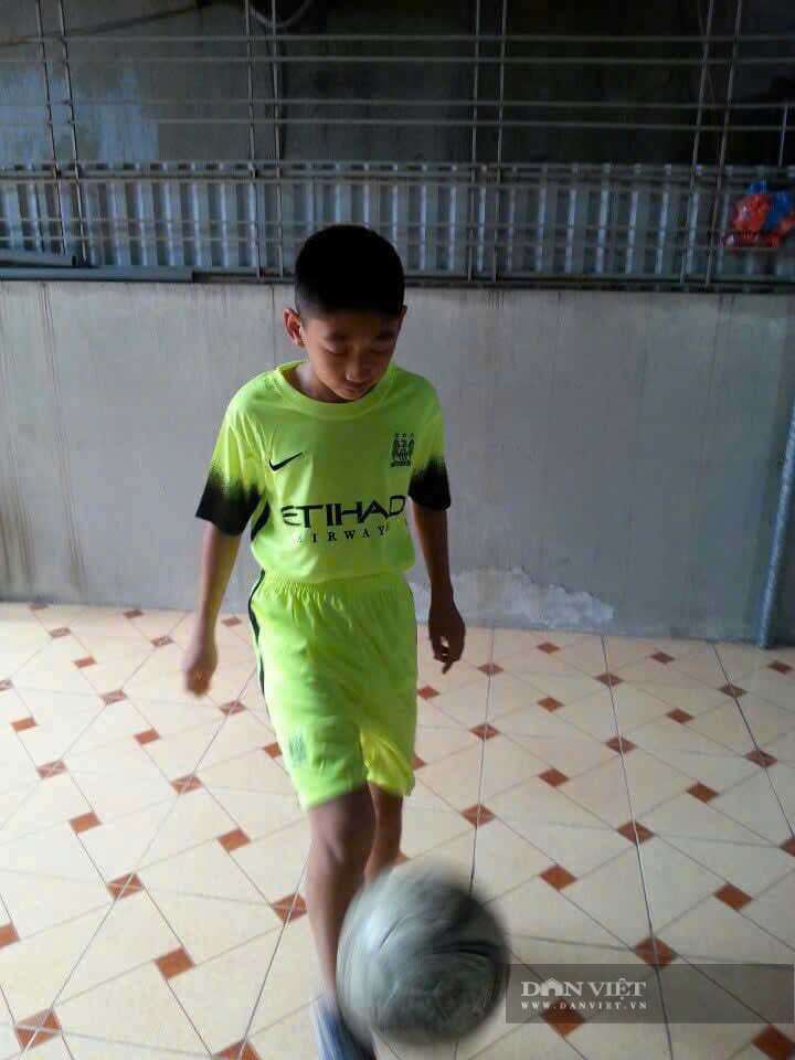 Cầu thủ Nguyễn Nhật Minh tự tập tâng bóng tại nhà khi còn nhỏ. Ảnh: Gia đình cung cấp