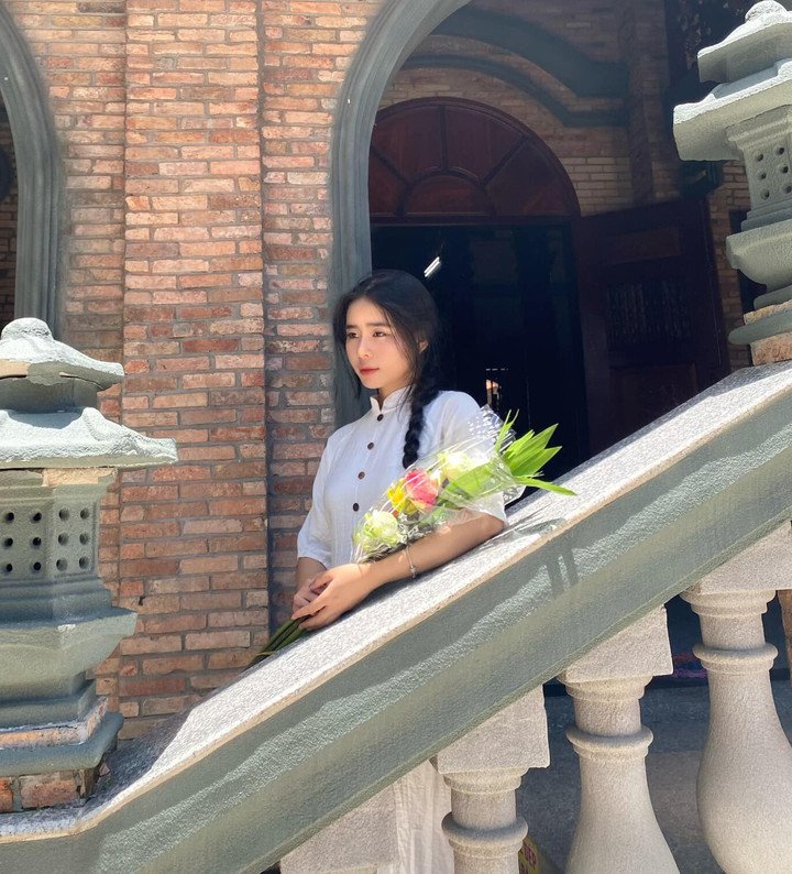 Trong thời gian tập luyện và thi đấu xa nhà, Thanh Nhàn tình cờ thấy hình ảnh Ngọc Lan trên mạng xã hội và chủ động nhắn tin làm quen. Sau khoảng một tháng trò chuyện, tiền đạo trẻ tỏ tình đúng ngày sinh nhật cô và nhận được cái gật đầu đồng ý.