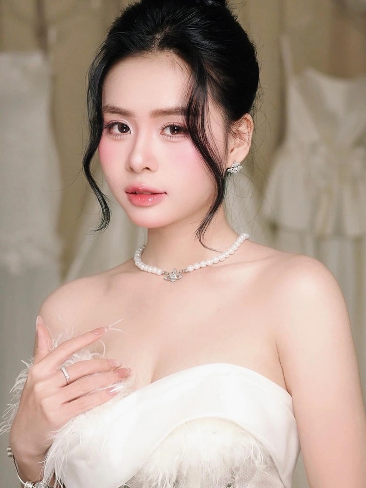 Khoảng cách hơn 1.700km là thử thách lớn, nhưng cả hai vẫn duy trì liên lạc bằng tin nhắn, cuộc gọi và tranh thủ gặp nhau mỗi khi Thanh Nhàn có dịp về quê.