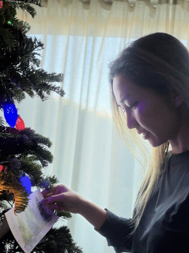 Kim Hiền cho hay: "Hàng ngày phải tiếp xúc với ánh nắng mặt trời nên khi trang điểm để quay phim bao giờ tôi cũng thoa nhẹ một lớp kem chống nắng bảo vệ da mặt trước tia cực tím. Dù bận cỡ nào, khi về đến nhà là tôi rửa mặt thật sạch, rũ bỏ lớp mặt nạ dày cộm cho da có cơ hội hít thở không khí".