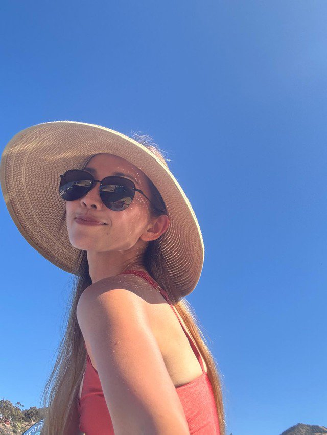 Ngoài ra, Kim Hiền chọn lối make-up đơn giản để giữ da được khỏe đẹp. Và đó cũng là lý do giúp cô trông vừa xinh đẹp, vừa giản dị dễ gần.