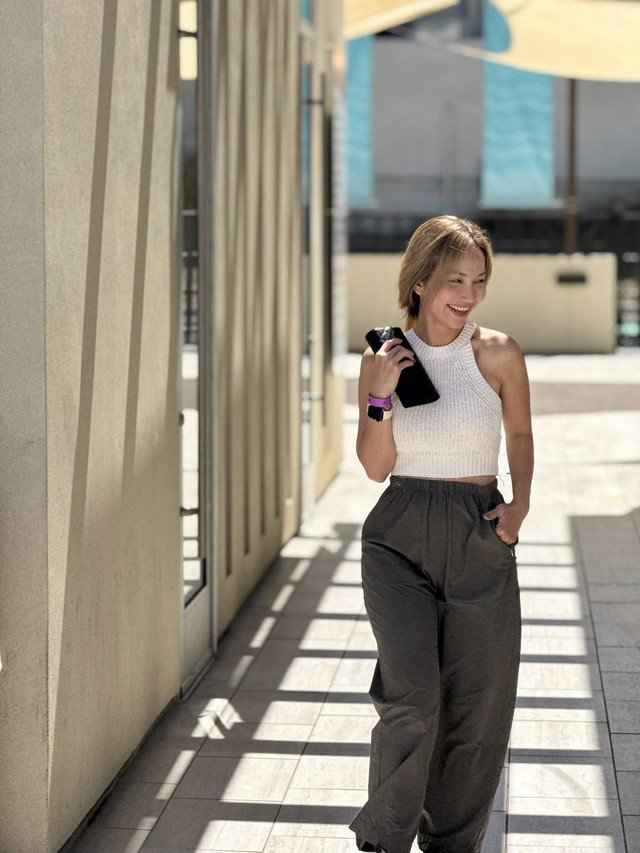 Bên cạnh đó việc phơi nắng trước 8h sáng cũng giúp Kim Hiền có làn da khỏe mạnh, rạng rỡ.