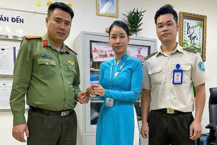 Công an Cửa khẩu Cảng hàng không quốc tế Đà Nẵng bàn giao nhẫn kim cương cho hãng bay để trả lại hành khách