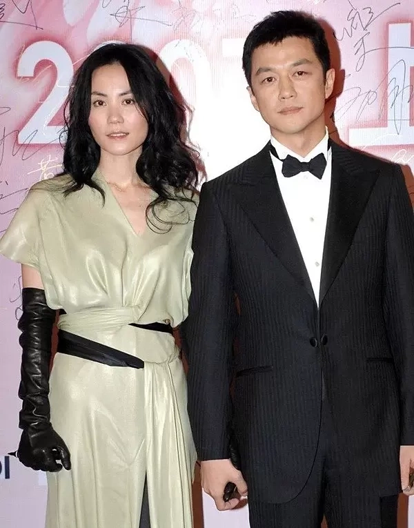 Vương Phi, Lý Á Bằng những năm tháng đồng hành. Ảnh: Weibo