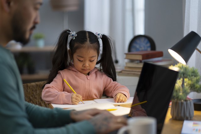 Chỉ khi cha mẹ biết tu dưỡng và nâng cao nhận thức của chính mình, họ mới có đủ năng lực mang đến cho con một nền giáo dục đúng nghĩa. Ảnh minh họa