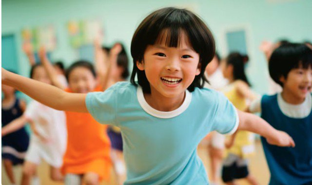 Gia đình quyết định lượng tài nguyên mà một đứa trẻ có thể tiếp cận, đồng thời cũng quyết định môi trường học tập của chúng. Ảnh minh họa