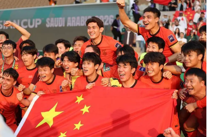 Lối chơi đó gợi nhớ đến đội tuyển Hy Lạp tại EURO 2004, đội bóng đã lên ngôi vô địch nhờ hệ thống phòng ngự tầng thấp, kỷ luật và hiệu quả.