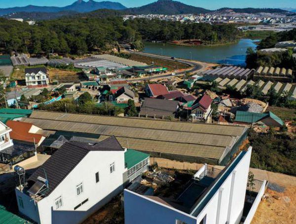 Căn biệt thự độc đáo của Tóc Tiên nhìn ra Hồ tại Đà Lạt.