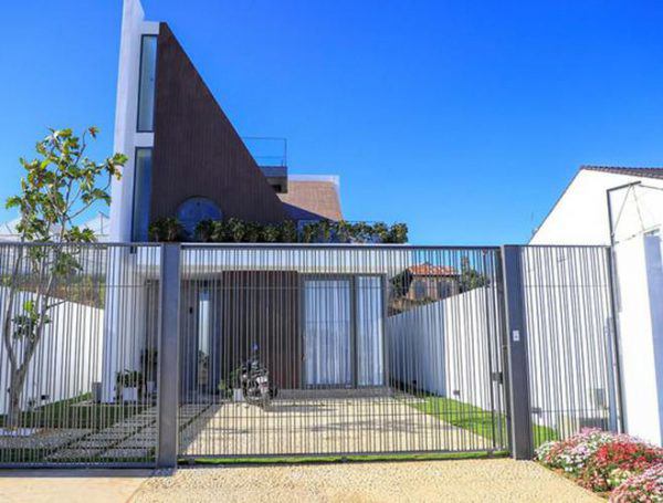 Thiết kế độc đáo ngay từ ngoài nhìn vào.