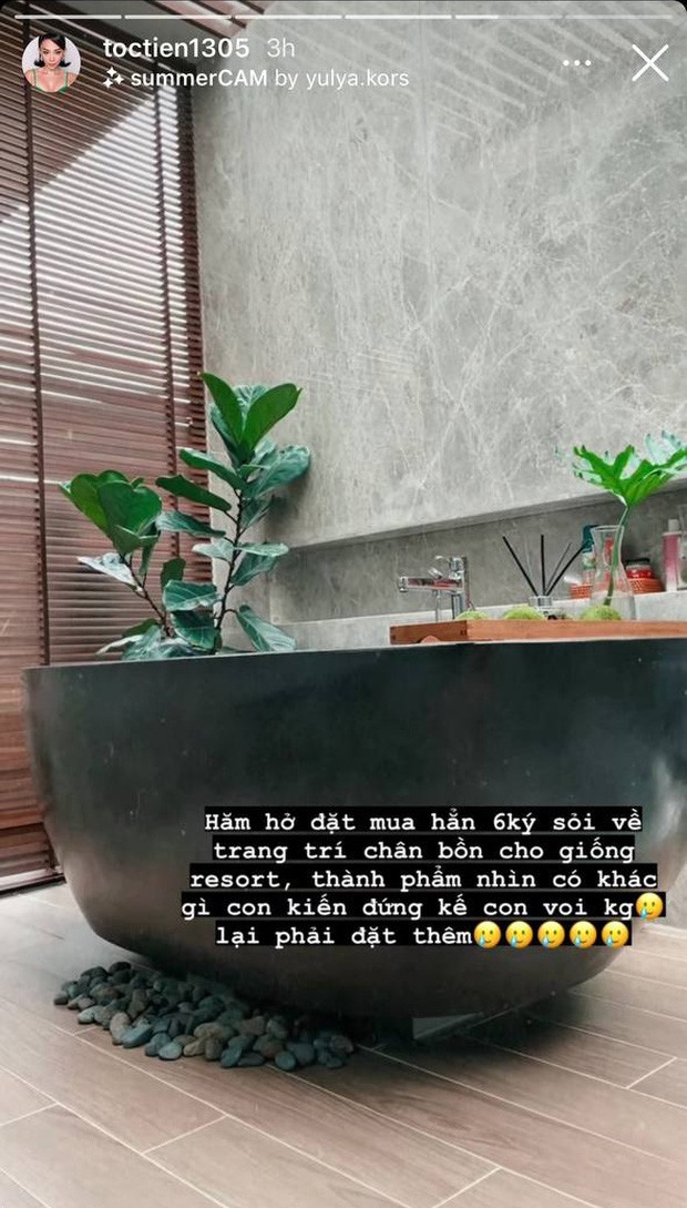 Tóc Tiên nằm lọt thỏm trong chiếc bồn "cỡ bự" của phòng tắm rộng rãi. Đặt 6kg sỏi về rải bồn tắm mà nữ ca sĩ chỉ biết "than trời" khi nhìn như "con kiến đứng kế con voi".