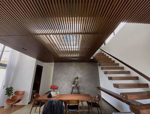 Bàn ăn lớn và những chiếc ghế nhỏ trong không gian sang trọng, tinh tế.